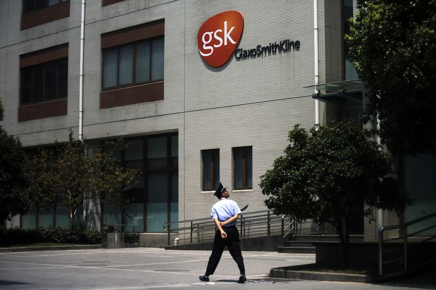 Un guardia de seguridad camina frente al edificio de la farmacéutica británica GlaxoSmithKline en Shanghái, China, el 24 de julio de 2013.&nbsp;