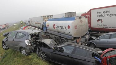 Vista del choque masivo en la autopista A19 en Zonnebeke, Bélgica, el martes 3 de diciembre de 2013. (AP)