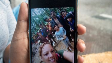Una migrante venezolana muestra una foto en su teléfono móvil con su familia de nueve miembros mientras pasaban por la selva del Darién, en San José, Costa Rica, el 5 de octubre de 2022.&nbsp; &nbsp; &nbsp;