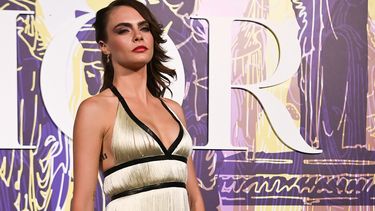 La actriz y modelo británica Cara Delevingne posa durante el photocall antes del desfile de moda Dior Croisiere (Cruise) 2022, en el Estadio Panatenaico, en Atenas, el 17 de junio de 2021.