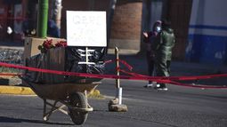 Un ata&uacute;d envuelto en pl&aacute;stico que contiene los restos de un hombre que muri&oacute; con s&iacute;ntomas de COVID-19 fue colocado en medio de la calle por los familiares para llamar la atenci&oacute;n de las autoridades y lograr que sea enterrado, en Cochabamba, Bolivia.