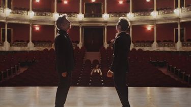 David Bisbal lleva años guardando esta canción para rendirle homenaje a un país que ama con todo su corazón. Además, está cumpliendo un sueño cantándola con Alejandro Fernandez.