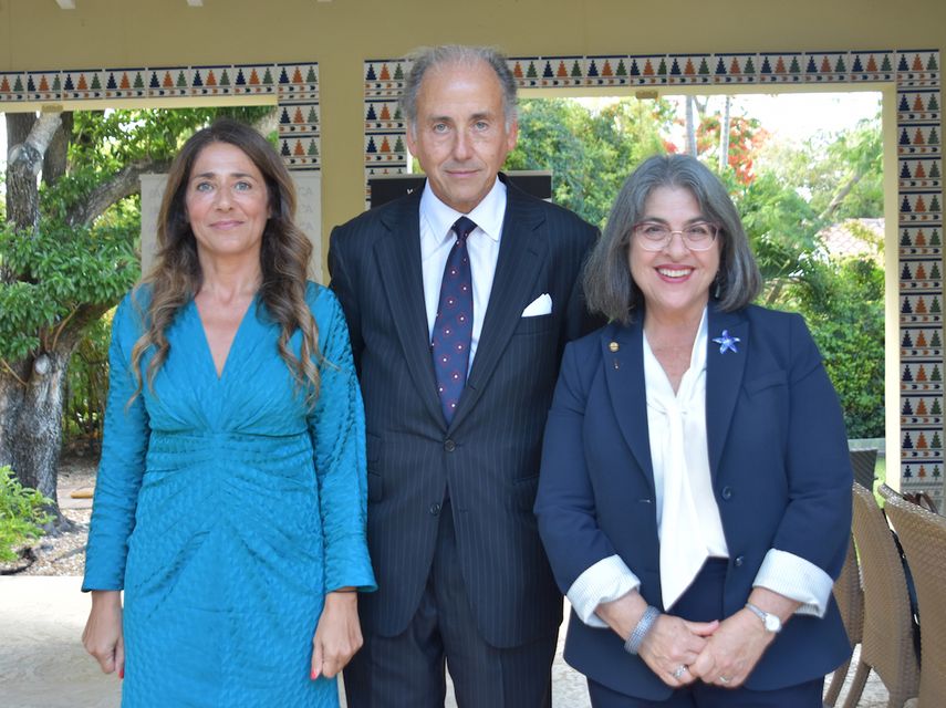 Mónica Vázquez, vicepresidenta de WhE, junto al cónsul de España en Miami, Jaime Lacadena, y la alcaldesa del Condado Miami-Dade, Daniella Levine Cava.&nbsp;