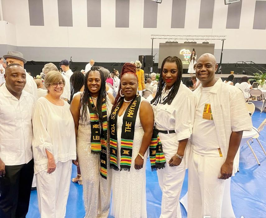 De izquierda a derecha, el concejal Pierre Frantz Charles, del distrito 4 de North Miami; en cuarto lugar en ese orden, la comisionada Joy B. Smith, de West Park; le sigue la vicealcaldesa Alexandra P. Davis, de la ciudad de Miramar; y el alcalde de North Miami, Alix Desulme, en la inauguración de AfriKin Art Fair.