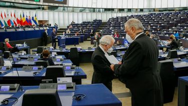 Eurodiputados durante un receso de las sesiones del Parlamento Europeo.