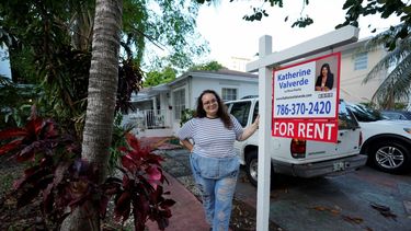 Krystal Guerra, de 32 años, posa para una fotografía afuera de su apartamento el sábado 12 de febrero de 2022 en Miami, el cual va a tener que dejar luego de que le subieron el alquiler.