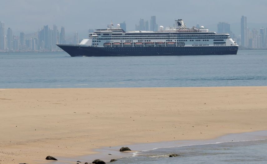 &nbsp; El crucero Zaandam, que transporta a decenas de pasajeros con s&iacute;ntomas similares a la gripe, llega a la bah&iacute;a de la ciudad de Panam&aacute;, vista desde la Isla de Taboga, Panam&aacute;, el viernes 27 de marzo de 2020.&nbsp;