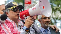 Foto distribuida por la Presidencia de Colombia que muestra a  Gustavo Petro, dirigiéndose a una manifestación pro-palestina con un megáfono en la mano frente a la sede de la ONU en Nueva York, llamando a militares de Estados Unidos a desobedecer las órdenes del presidente Donald Trump. 26 de septiembre de 2025. Foto distribuida por la Presidencia de Colombia que muestra a  Gustavo Petro, dirigiéndose a una manifestación pro-palestina con un megáfono en la mano frente a la sede de la ONU en Nueva York, llamando a militares de Estados Unidos a desobedecer las órdenes del presidente Donald Trump. 26 de septiembre de 2025.