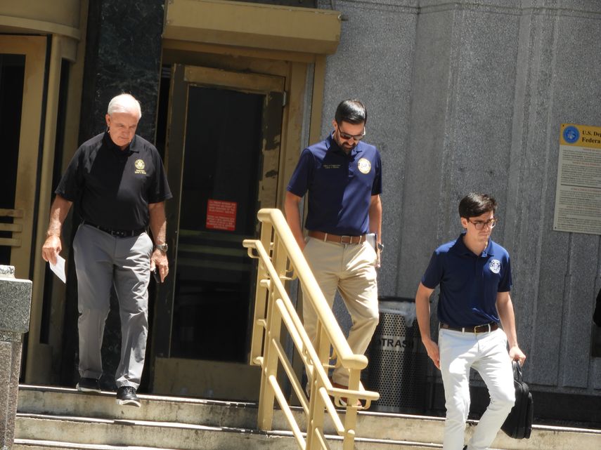 El congresista republicano Carlos Giménez visita un centro de detención de inmigrantes en Miami.&nbsp;