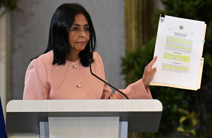 Delcy Rodríguez sostiene un documento mientras habla durante una reunión con representantes diplomáticos acreditados en Caracas el 29 de septiembre de 2025.