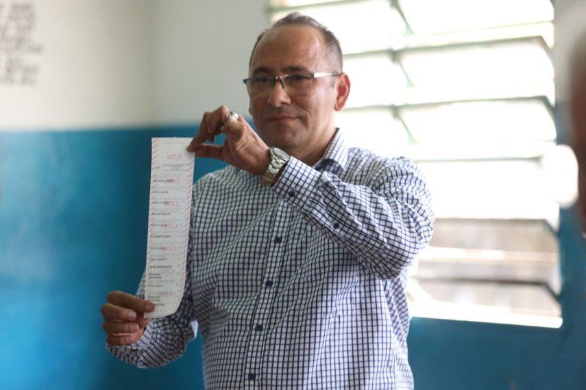 El candidato opositor a gobernador por el Esequibo, Alexis Duarte Perroni, muestra su papeleta en un colegio electoral durante las elecciones regionales en El Dorado, estado Bolívar, Venezuela, el 25 de mayo de 2025.