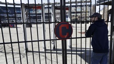 Un hombre mira hacia el interior del Progressive Field, casa de los Indios de Cleveland, el 26 de marzo de 2020, en Cleveland.&nbsp;