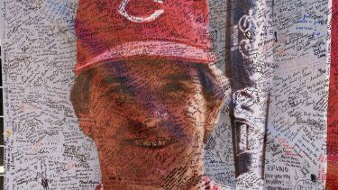 Una pancarta con la imagen del legendario Pete Rose y múltiples mensajes de fanáticos en el Great American Ballpark de Cincinnati, el 7 de octubre de 2024.