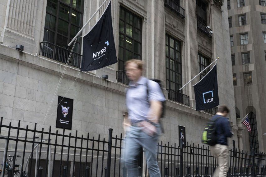 La gente pasa por la Bolsa de Valores de Nueva York (NYSE) en Wall Street el 17 de mayo de 2024 en la ciudad de Nueva York.&nbsp;