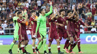 Jugadores de Venezuela saludan a la fanaticada luego de vencer a Perú en el Sudamericano Sub-20, el 25 de enero de 2025.