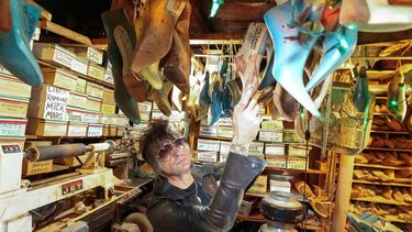 El zapatero Chris Francis posa en su taller de Los Ángeles, California, el 21 de octubre de 2025.  