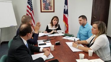 Glorimar Andújar (centro) debate sobre&nbsp;beneficios para las familias.&nbsp;