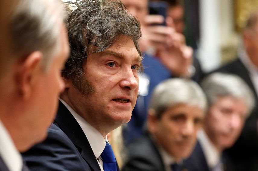 El presidente de Argentina, Javier Milei, durante su encuentro en la Casa Blanca con el mandatario estadounidense Donald J. Trump y otros altos funcionarios del gobierno.