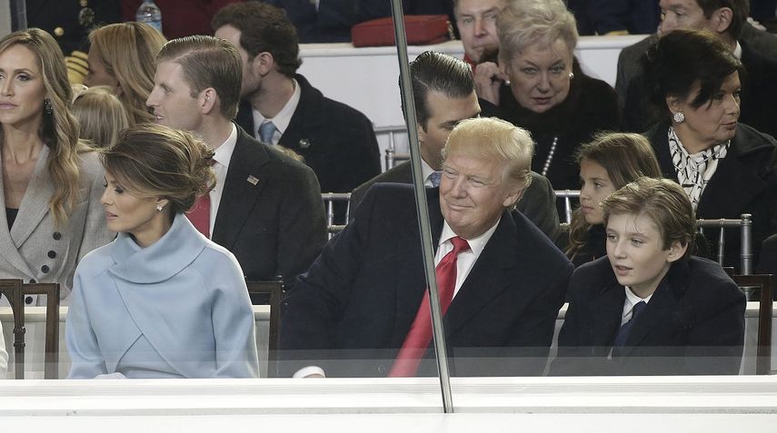 Será difícil mantener alejado de la esfera pública a Barron Trump. Su propio padre le llevó en una ocasión a una entrevista con Oprah Winfrey y apareció en su reality-show El aprendiz. La primera vez que salió en televisión, tenía ocho años.