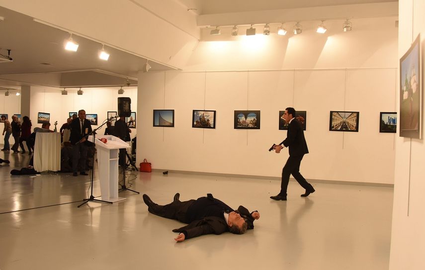 El embajador ruso en Turquía fue asesinado ante la vista de los asistentes a la exposición Rusia en los ojos de los turcos.