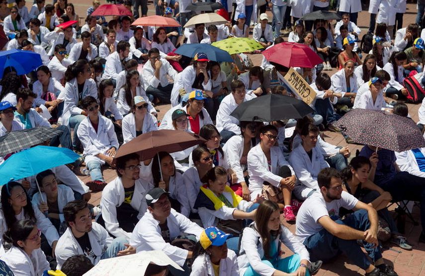 Gobierno niega dólares a estudiantes venezolanos en el exterior