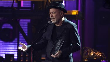 Rubén Blades recibe el premio a la Persona del Año durante la ceremonia de los Latin Grammy, el jueves 18 de noviembre de 2021 en el MGM Grand Garden Arena en Las Vegas. 