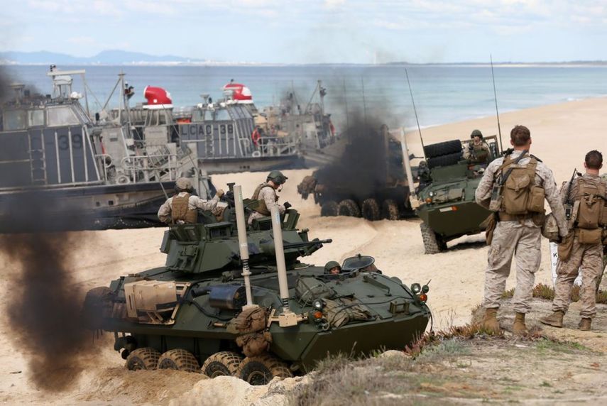 Infantes de marina realizan maniobras en las playas de Pinheira da Cruz, Portugal, en un ejercicio militar conjunto de unas 30 naciones de la OTAN.