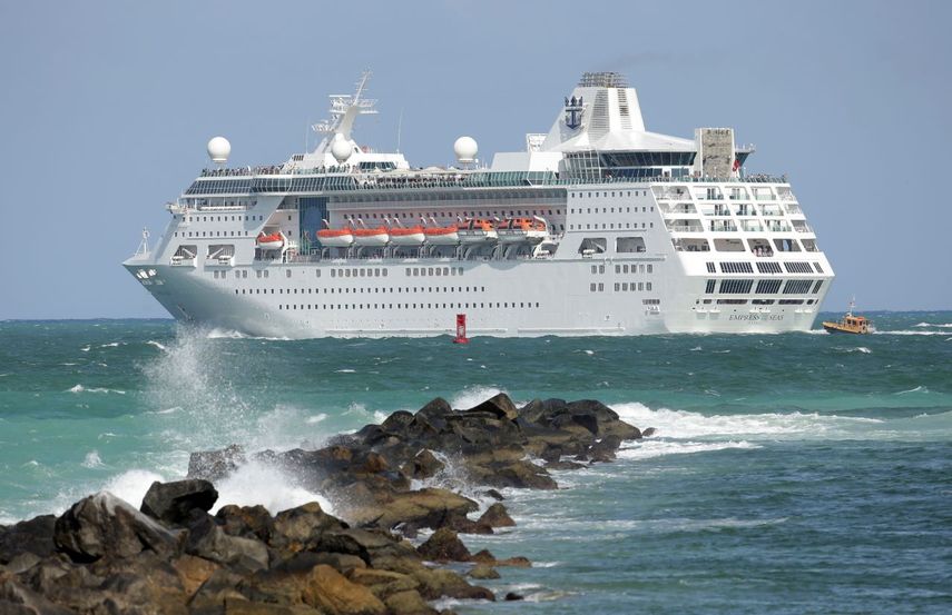 El crucero Empress of the Seas de Royal Caribbean zarpando del Puerto Miami en Miami Beach, Florida.