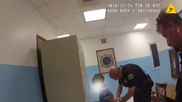 Esta secuencia del v&iacute;deo policial recoge el momento del arresto del menor, en una escuela de Cayo Hueso.