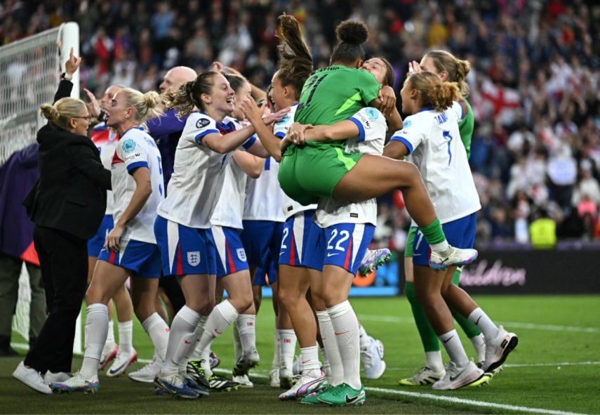 Las jugadoras de Inglaterra celebran la victoria en la final de la Eurocopa Femenina de la UEFA 2025 entre Inglaterra y España en el estadio St. Jakob-Park de Basilea, el 27 de julio de 2025.