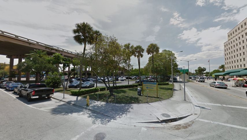 Vista parcial del estacionamiento cerrado.