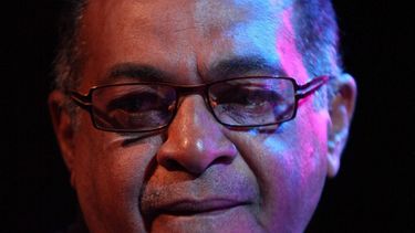 Fotografía tomada en mayo de 2008 en la que se registró al pianista y arreglista César Pupy Pedroso, director de la banda Pupy y los que Son Son, quien fue galardonado por su trayectoria y aportes a la cultura de Cuba. (EFE)