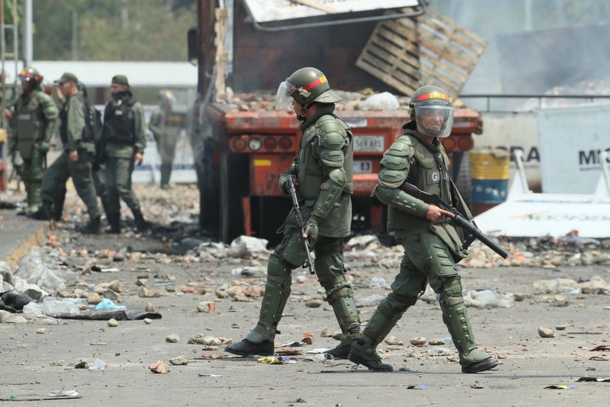 Miembros de la Guardia Nacional Bolivariana montan guardia este domingo en el lado venezolano del puente Francisco de Paula Santander, en la frontera con Colombia.&nbsp;