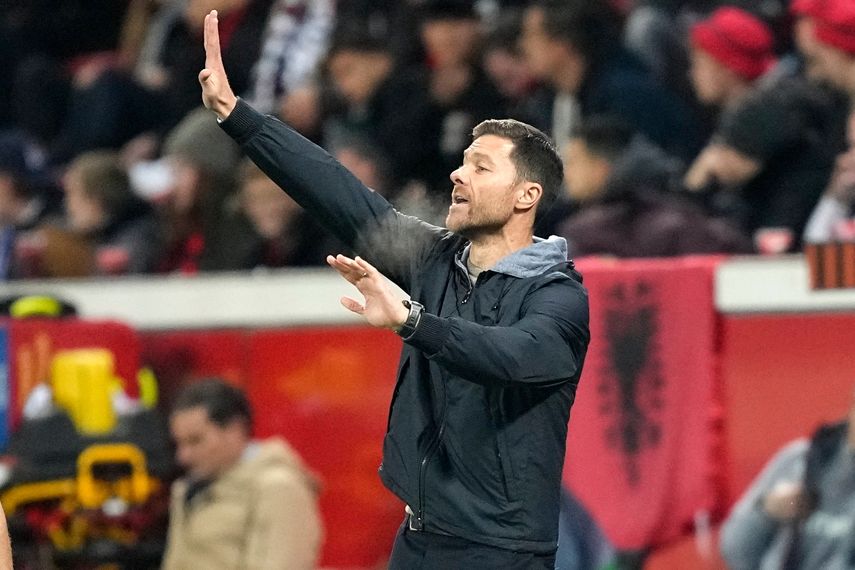 El Bayer Leverkusen, equipo que dirige Alonso, mantuvo su invicto al enfrentarse a uno de los rivales más complicados del fútbol alemán, el Borussia Dortmund. Ante esa buena racha y difícil desafío, los emisarios del Real Madrid se marcharon satisfechos del BayArena, ya que quedaron encantados con lo que vieron del estratega español