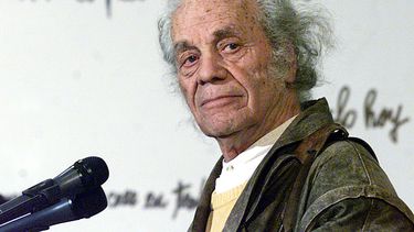 El poeata chileno&nbsp;Nicanor Parra surante un evento en el año 2001.&nbsp;