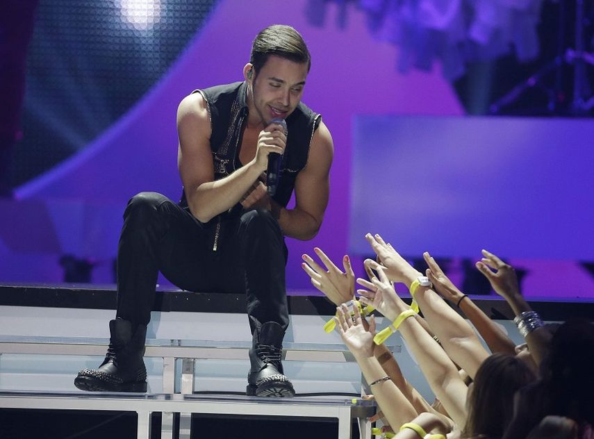 Prince Royce saluda a sus fans mientras interpreta uno de sus temas. (AP). 