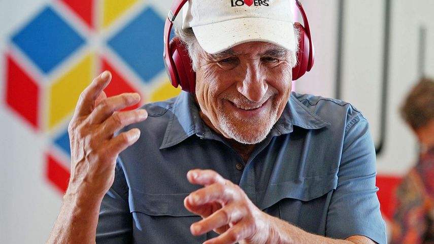 Imagen de la comedia estadounidense, filmada en Miami, iMordecai, protagonizada por el actor Judd Hirsch.