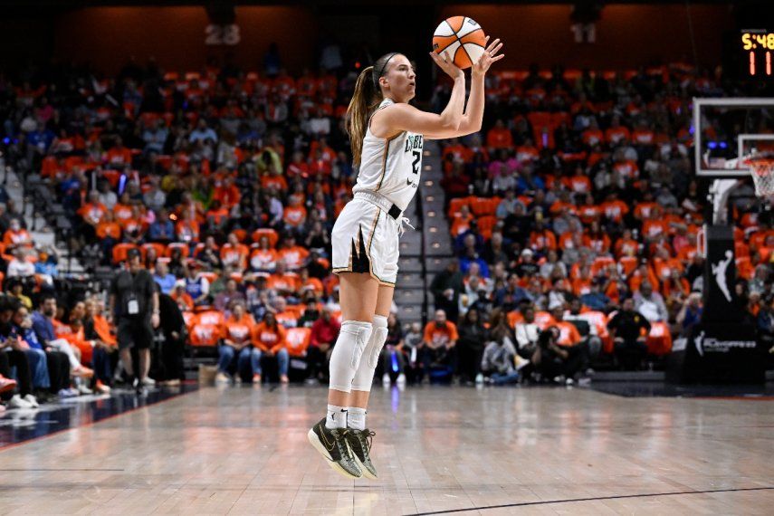 Sabrina Ionescu, base del Liberty de Nueva York, intenta un triple durante el tercer partido de las semifinales de la WNBA ante el Sun de Connecticut, el 29 de septiembre de 2023. La estrella de la WNBA, se enfrentará al mejor lanzador de triples en la NBA, Stephen Curry en el JUego de Estrellas