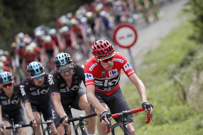 El ciclista del equipo Sky, Chris Froome (derecha), en el pelotón durante la decimoséptima etapa. 