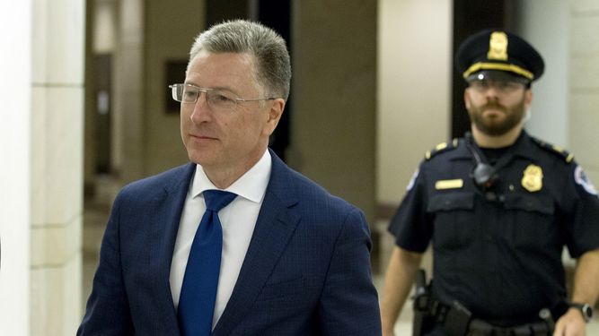 Kurt Volker, exenviado especial ante Ucrania, sale tras una entrevista a puerta cerrada con investigadores de la C&aacute;mara de Representantes, parte de la investigaci&oacute;n de los dem&oacute;cratas al presidente Donald Trump, en el Capitolio en Washington, el jueves 3 de octubre de 2019.