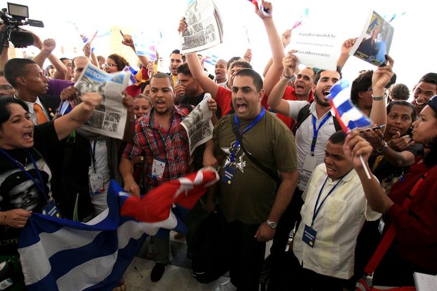Un grupo de la delegación oficialista cubana protesta en la entrada del Foro de la Sociedad Civil y Actores Sociales, que forma parte de las actividades de la VII Cumbre de las Américas. Foto EFE 