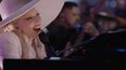 Lady Gaga interpreta el sencillo Hold My Hand en la emblemática Bourbon Street de Nueva Orleans.&nbsp;