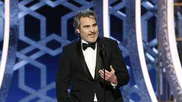 Joaquin Phoenix recibe el Golden Globe al mejor actor de drama, por Joker, el domingo cinco de enero del 2020 en Beverly Hills, California.&nbsp;