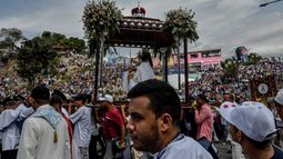 Fieles cargan una estatua de la Divina Pastora, patrona de Barquisimeto, Venezuela, durante la procesión de celebración anual el 14 de enero.