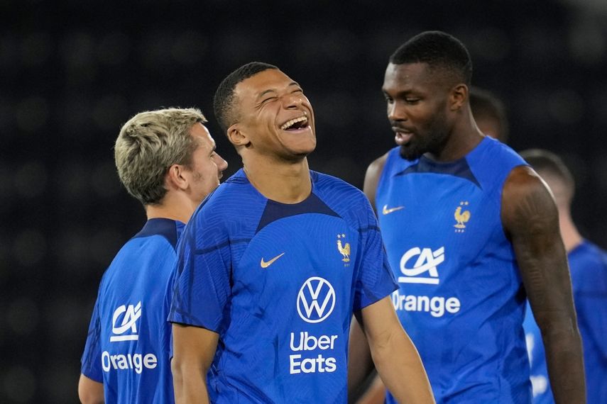 Los franceses Antoine Griezmann (izquierda), Kylian Mbappé (centro) y Marcus Thuram durante una práctica en el Mundial, el jueves 8 de diciembre de 2022, en Doha, Catar. Francia enfrentará a Inglaterra en los cuartos de final. 