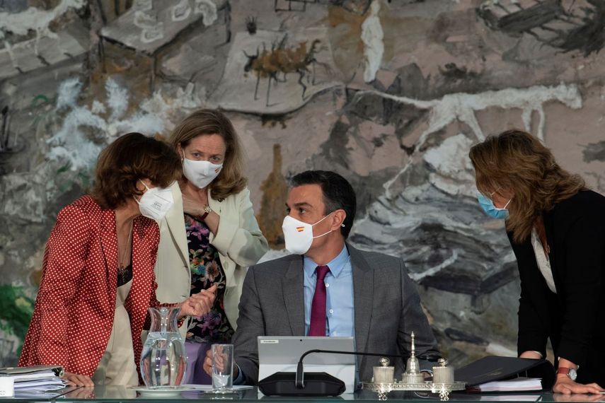 El presidente del gobierno, Pedro Sánchez, centro, conversa con tres ministras durante una reunión del consejo de ministros en el Palacio de la Moncloa.
