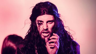 El actor puertorriqueño Karlos Anzalotta interpreta cuatro personajes en la obra Karas, en Teatro El Bar. (HARRY CASTIBLANCO)