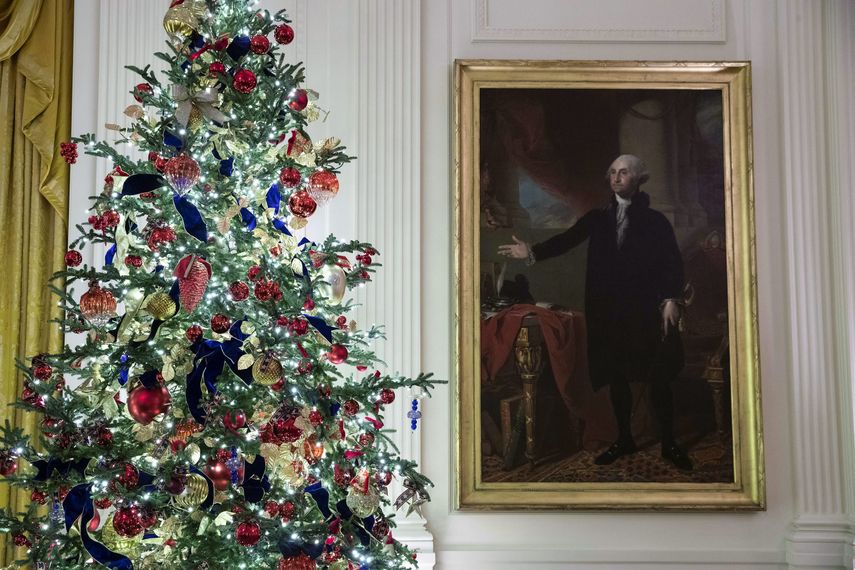 Un &aacute;rbol de Navidad aparece al lado de un cuadro del expresidente George Washington en el Sal&oacute;n Este de la Casa Blanca, el lunes 2 de diciembre del 2019.&nbsp;