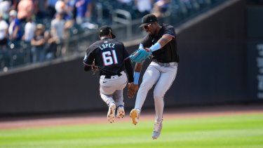 El dominicano Jesús Sánchez de los Marlins de Miami celebra con su compatriota Otto López la victoria ante los Mets de Nueva York, el domingo 18 de agosto del 2024.