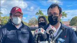 Habla el director de Asuntos Consulares de la embajada de Venezuela en EEUU, Brian Fincheltub. A su lado, el ministro consejero de la misma sede diplomática, Gustavo Marcano.